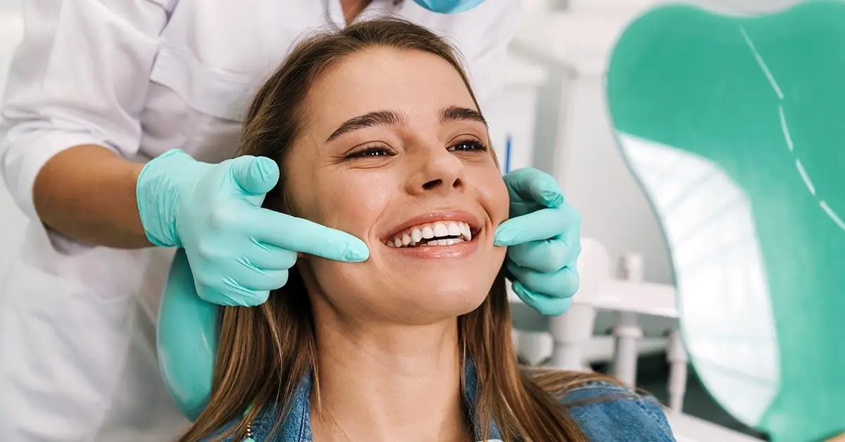 https://saindent.net/wp-content/uploads/2024/08/mujer-en-dentista-ver-tratamientos-estetica-dental.webp